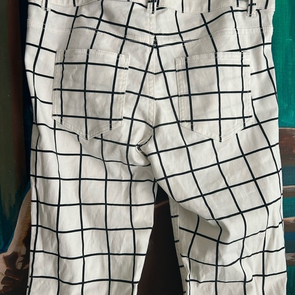 Divided White Pants with Black Grid Pattern 8 - Picture 16 of 16